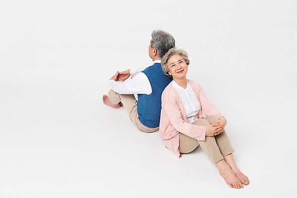 포토 JPG 스튜디오촬영 전신 응시 여자 할아버지 노년 남자 할머니 실내 미소 사람 앉기 두명 일상 앞모습 뒷모습 실버라이프 하이앵글 노부부 기댐 한국인 등맞대기 60대 흰배경 70대 노인만 국내포토 라이프스타일 부부 시선 뷰포인트 백그라운드 모션 표정 동양인 성인 내부 라이프 흰색 성인만 파일형식