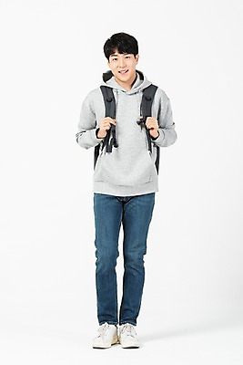 포토 JPG 스튜디오촬영 전신 응시 남자 대학생 배낭 모션 실내 한명 미소 사람 20대 청년 앞모습 한국인 잡기 흰배경 청년남자한명만 국내포토 1 학생 시선 뷰포인트 백그라운드 가방 표정 동양인 성인 내부 흰색 남자한명만 청년남자만 파일형식