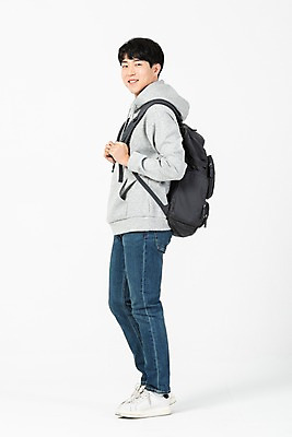포토 JPG 스튜디오촬영 전신 응시 남자 대학생 배낭 모션 실내 한명 서기 미소 사람 20대 청년 옆모습 한국인 흰배경 청년남자한명만 국내포토 1 학생 시선 뷰포인트 백그라운드 가방 표정 동양인 성인 내부 흰색 남자한명만 청년남자만 파일형식
