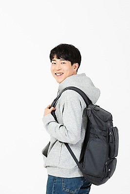 포토 JPG 스튜디오촬영 응시 남자 대학생 배낭 모션 실내 한명 미소 사람 상반신 20대 청년 옆모습 한국인 잡기 흰배경 청년남자한명만 국내포토 1 학생 시선 뷰포인트 백그라운드 가방 표정 동양인 성인 내부 흰색 남자한명만 청년남자만 파일형식