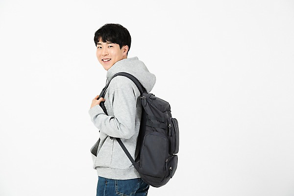 포토 JPG 스튜디오촬영 응시 남자 대학생 배낭 모션 실내 한명 미소 사람 상반신 20대 청년 옆모습 한국인 흰배경 청년남자한명만 국내포토 1 학생 시선 뷰포인트 백그라운드 가방 표정 동양인 성인 내부 흰색 남자한명만 청년남자만 파일형식
