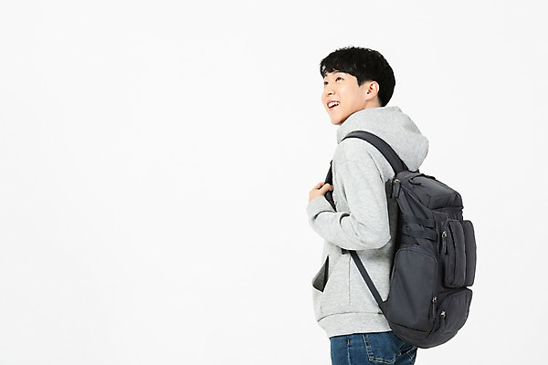 포토 JPG 스튜디오촬영 응시 남자 대학생 배낭 모션 실내 한명 미소 사람 상반신 20대 청년 옆모습 한국인 흰배경 청년남자한명만 국내포토 1 학생 시선 뷰포인트 백그라운드 가방 표정 동양인 성인 내부 흰색 남자한명만 청년남자만 파일형식