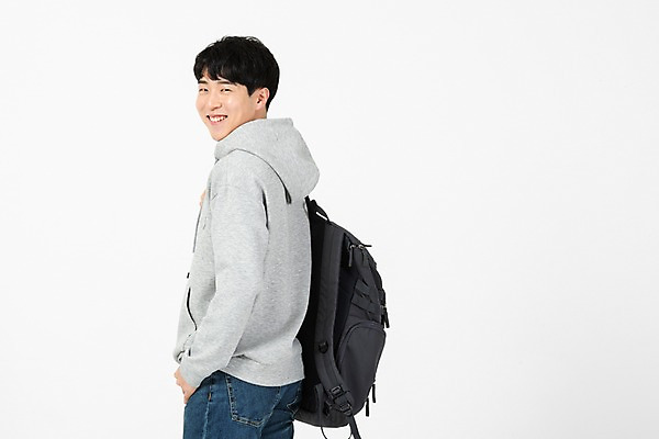 포토 JPG 스튜디오촬영 응시 남자 대학생 배낭 모션 실내 한명 미소 사람 상반신 20대 청년 옆모습 한국인 흰배경 청년남자한명만 국내포토 1 학생 시선 뷰포인트 백그라운드 가방 표정 동양인 성인 내부 흰색 남자한명만 청년남자만 파일형식