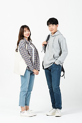 포토 JPG 스튜디오촬영 전신 커플 응시 여자 남자 대학생 가방 모션 실내 서기 미소 사람 20대 청년 두명 옆모습 친구 청춘 한국인 흰배경 신입생 주머니손 청년만 국내포토 학생 시선 잡화 뷰포인트 백그라운드 컨셉 관계 표정 동양인 성인 내부 흰색 성인만 파일형식