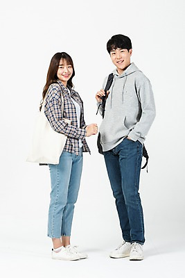 포토 JPG 스튜디오촬영 전신 커플 응시 여자 남자 대학생 가방 모션 실내 서기 미소 사람 20대 청년 두명 옆모습 친구 청춘 한국인 흰배경 신입생 주머니손 청년만 국내포토 학생 시선 잡화 뷰포인트 백그라운드 컨셉 관계 표정 동양인 성인 내부 흰색 성인만 파일형식