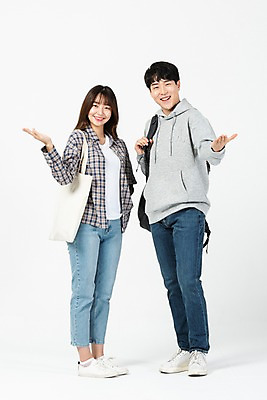 포토 JPG 스튜디오촬영 전신 커플 응시 여자 남자 대학생 가방 모션 안내 실내 미소 사람 손짓 20대 청년 두명 옆모습 친구 청춘 한국인 흰배경 신입생 청년만 국내포토 학생 시선 잡화 뷰포인트 백그라운드 컨셉 관계 표정 동양인 성인 내부 흰색 성인만 파일형식