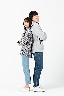 포토 JPG 스튜디오촬영 전신 커플 응시 여자 남자 대학생 모션 실내 서기 미소 사람 20대 청년 두명 옆모습 친구 청춘 팔짱 한국인 등맞대기 흰배경 신입생 청년만 국내포토 학생 시선 뷰포인트 백그라운드 컨셉 관계 표정 동양인 성인 내부 흰색 성인만 파일형식