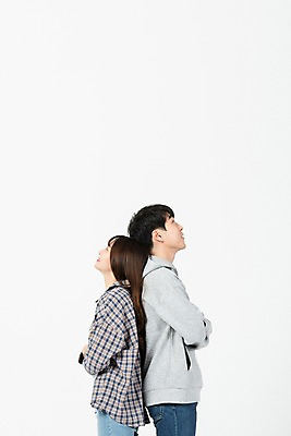포토 JPG 스튜디오촬영 커플 응시 여자 남자 대학생 모션 실내 서기 사람 상반신 20대 청년 두명 옆모습 청춘 팔짱 한국인 올려보기 등맞대기 흰배경 신입생 청년만 국내포토 학생 시선 뷰포인트 백그라운드 컨셉 관계 동양인 성인 내부 흰색 성인만 파일형식