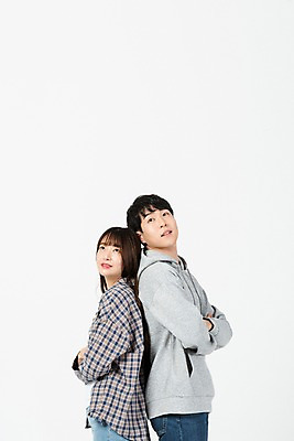 포토 JPG 스튜디오촬영 커플 응시 여자 남자 대학생 모션 실내 사람 상반신 20대 청년 두명 옆모습 청춘 팔짱 한국인 올려보기 등맞대기 흰배경 신입생 청년만 국내포토 학생 시선 뷰포인트 백그라운드 컨셉 관계 동양인 성인 내부 흰색 성인만 파일형식