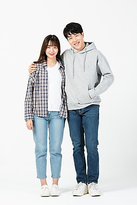 포토 JPG 스튜디오촬영 전신 커플 응시 여자 남자 대학생 모션 어깨동무 실내 미소 사람 20대 청년 두명 앞모습 청춘 한국인 흰배경 신입생 청년만 국내포토 학생 시선 뷰포인트 포즈 백그라운드 컨셉 관계 표정 동양인 성인 내부 흰색 성인만 파일형식