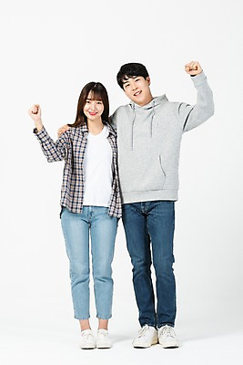 포토 JPG 스튜디오촬영 전신 커플 응시 여자 남자 대학생 모션 실내 서기 미소 사람 20대 청년 두명 앞모습 친구 청춘 파이팅 한국인 흰배경 신입생 청년만 어깨에손 국내포토 학생 시선 뷰포인트 백그라운드 컨셉 관계 표정 동양인 성인 내부 흰색 성인만 파일형식