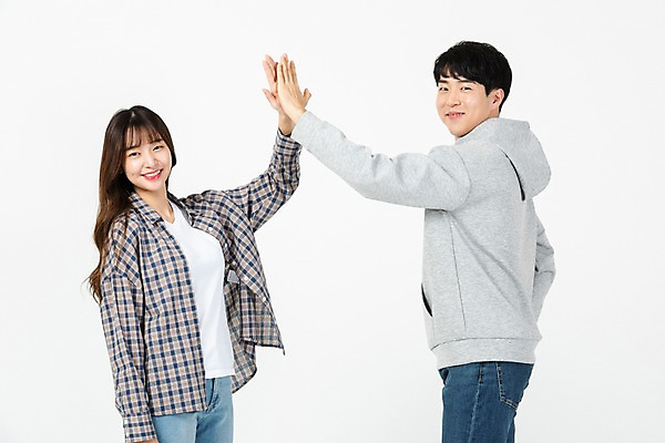포토 JPG 스튜디오촬영 커플 응시 여자 교육 남자 대학생 모션 실내 미소 사람 상반신 20대 청년 두명 옆모습 친구 청춘 한국인 흰배경 신입생 하이파이브 청년만 국내포토 학생 시선 뷰포인트 백그라운드 컨셉 관계 표정 동양인 손짓 성인 내부 흰색 성인만 파일형식