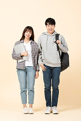 포토 JPG 스튜디오촬영 전신 커플 응시 여자 남자 대학생 가방 모션 실내 서기 미소 들기 사람 20대 청년 두명 앞모습 친구 노트북 청춘 한국인 신입생 청년만 베이지색배경 국내포토 학생 시선 잡화 뷰포인트 백그라운드 컨셉 관계 표정 동양인 성인 내부 전자제품 베이지색 성인만 파일형식