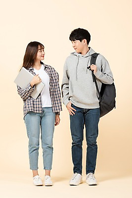 포토 JPG 스튜디오촬영 전신 커플 여자 남자 대학생 가방 모션 실내 서기 미소 들기 사람 20대 청년 두명 앞모습 친구 노트북 청춘 마주보기 한국인 신입생 청년만 베이지색배경 국내포토 학생 잡화 뷰포인트 백그라운드 컨셉 관계 표정 동양인 성인 내부 전자제품 베이지색 성인만 파일형식