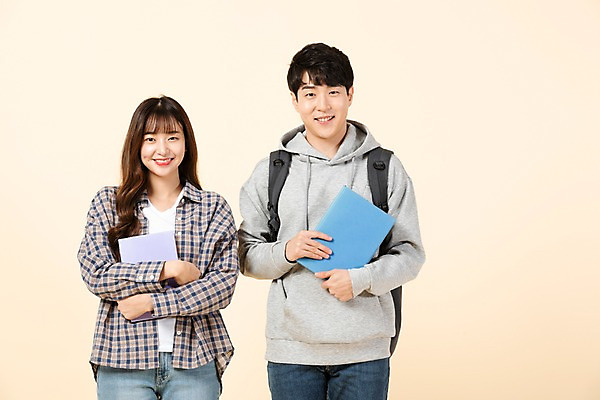 포토 JPG 스튜디오촬영 커플 응시 여자 남자 대학생 가방 모션 실내 미소 들기 사람 상반신 20대 청년 두명 앞모습 책 청춘 한국인 신입생 청년만 베이지색배경 국내포토 학생 시선 잡화 뷰포인트 백그라운드 컨셉 관계 표정 동양인 성인 내부 베이지색 성인만 파일형식