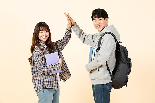 포토 JPG 스튜디오촬영 커플 응시 여자 남자 대학생 가방 모션 실내 미소 들기 사람 상반신 20대 청년 두명 옆모습 책 친구 청춘 한국인 신입생 하이파이브 청년만 베이지색배경 국내포토 학생 시선 잡화 뷰포인트 백그라운드 컨셉 관계 표정 동양인 손짓 성인 내부 베이지색 성인만 파일형식