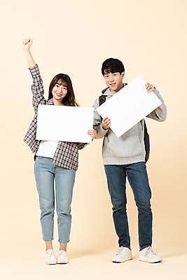 포토 JPG 스튜디오촬영 전신 배너 커플 응시 여자 남자 대학생 가방 모션 사각프레임 실내 서기 미소 들기 사람 20대 청년 두명 앞모습 친구 청춘 파이팅 한국인 신입생 청년만 베이지색배경 국내포토 학생 시선 잡화 뷰포인트 백그라운드 컨셉 관계 프레임 표정 동양인 성인 내부 사각형 베이지색 성인만 파일형식