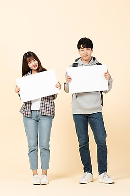 포토 JPG 스튜디오촬영 전신 배너 커플 응시 여자 남자 대학생 모션 사각프레임 실내 서기 미소 들기 사람 20대 청년 두명 앞모습 청춘 한국인 신입생 청년만 베이지색배경 국내포토 학생 시선 뷰포인트 백그라운드 컨셉 관계 프레임 표정 동양인 성인 내부 사각형 베이지색 성인만 파일형식