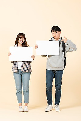 포토 JPG 스튜디오촬영 전신 배너 커플 여자 남자 대학생 가방 모션 사각프레임 실내 서기 미소 들기 사람 20대 청년 두명 앞모습 친구 청춘 한국인 가리킴 신입생 청년만 베이지색배경 국내포토 학생 잡화 뷰포인트 백그라운드 컨셉 관계 프레임 표정 동양인 손짓 성인 내부 사각형 베이지색 성인만 파일형식