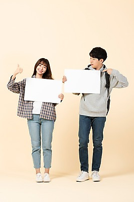 포토 JPG 스튜디오촬영 전신 배너 커플 응시 여자 남자 대학생 가방 모션 사각프레임 실내 미소 들기 사람 20대 청년 두명 앞모습 청춘 한국인 엄지손가락 가리킴 최고 신입생 청년만 베이지색배경 국내포토 학생 시선 잡화 뷰포인트 백그라운드 컨셉 손가락 관계 프레임 표정 동양인 손짓 성인 내부 사각형 베이지색 성인만 파일형식