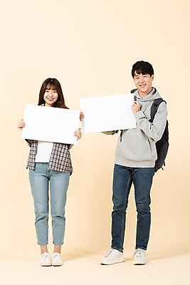 포토 JPG 스튜디오촬영 전신 배너 커플 응시 여자 남자 대학생 가방 모션 사각프레임 실내 미소 들기 사람 20대 청년 두명 앞모습 청춘 한국인 신입생 청년만 베이지색배경 국내포토 학생 시선 잡화 뷰포인트 백그라운드 컨셉 관계 프레임 표정 동양인 성인 내부 사각형 베이지색 성인만 파일형식