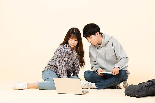 포토 JPG 스튜디오촬영 전신 커플 응시 여자 남자 대학생 가방 모션 바닥 실내 대화 사람 앉기 20대 청년 두명 앞모습 옆모습 책 노트북 청춘 한국인 신입생 과제 청년만 베이지색배경 조별과제 국내포토 학생 시선 잡화 뷰포인트 백그라운드 컨셉 관계 말하기 동양인 성인 내부 전자제품 베이지색 성인만 파일형식