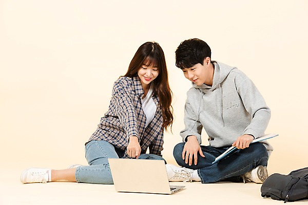 포토 JPG 스튜디오촬영 전신 커플 여자 남자 대학생 가방 모션 바닥 실내 미소 사람 앉기 20대 청년 두명 앞모습 옆모습 책 노트북 청춘 한국인 가리킴 신입생 청년만 베이지색배경 국내포토 학생 잡화 뷰포인트 백그라운드 컨셉 관계 표정 동양인 손짓 성인 내부 전자제품 베이지색 성인만 파일형식