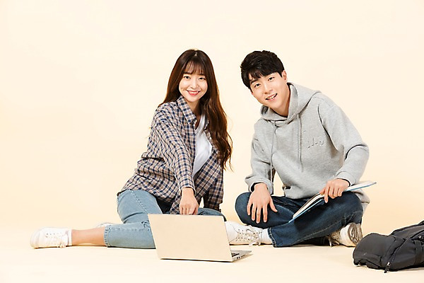 포토 JPG 스튜디오촬영 전신 커플 응시 여자 남자 대학생 가방 모션 실내 미소 사람 앉기 20대 청년 두명 앞모습 옆모습 책 친구 노트북 청춘 한국인 신입생 청년만 베이지색배경 국내포토 학생 시선 잡화 뷰포인트 백그라운드 컨셉 관계 표정 동양인 성인 내부 전자제품 베이지색 성인만 파일형식