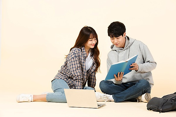 포토 JPG 스튜디오촬영 전신 커플 응시 여자 남자 대학생 가방 모션 바닥 실내 미소 사람 앉기 20대 청년 두명 앞모습 옆모습 책 노트북 청춘 한국인 신입생 과제 청년만 베이지색배경 조별과제 국내포토 학생 시선 잡화 뷰포인트 백그라운드 컨셉 관계 표정 동양인 성인 내부 전자제품 베이지색 성인만 파일형식