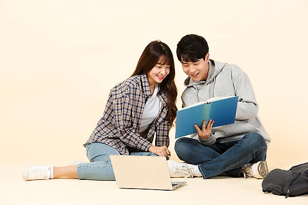 포토 JPG 스튜디오촬영 전신 커플 응시 여자 남자 대학생 가방 모션 실내 미소 사람 20대 청년 두명 앞모습 옆모습 책 친구 노트북 청춘 한국인 신입생 과제 청년만 베이지색배경 조별과제 국내포토 학생 시선 잡화 뷰포인트 백그라운드 컨셉 관계 표정 동양인 성인 내부 전자제품 베이지색 성인만 파일형식