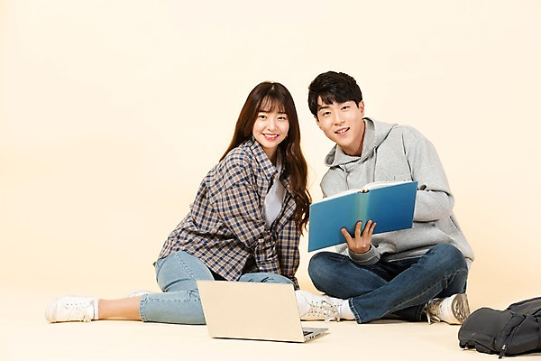 포토 JPG 스튜디오촬영 전신 커플 응시 여자 남자 대학생 가방 모션 바닥 실내 미소 사람 앉기 20대 청년 두명 앞모습 책 친구 노트북 청춘 한국인 신입생 과제 청년만 베이지색배경 조별과제 국내포토 학생 시선 잡화 뷰포인트 백그라운드 컨셉 관계 표정 동양인 성인 내부 전자제품 베이지색 성인만 파일형식
