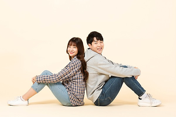 포토 JPG 스튜디오촬영 전신 커플 응시 여자 남자 대학생 모션 바닥 실내 미소 사람 앉기 20대 청년 두명 옆모습 친구 청춘 한국인 등맞대기 신입생 청년만 베이지색배경 국내포토 학생 시선 뷰포인트 백그라운드 컨셉 관계 표정 동양인 성인 내부 베이지색 성인만 파일형식
