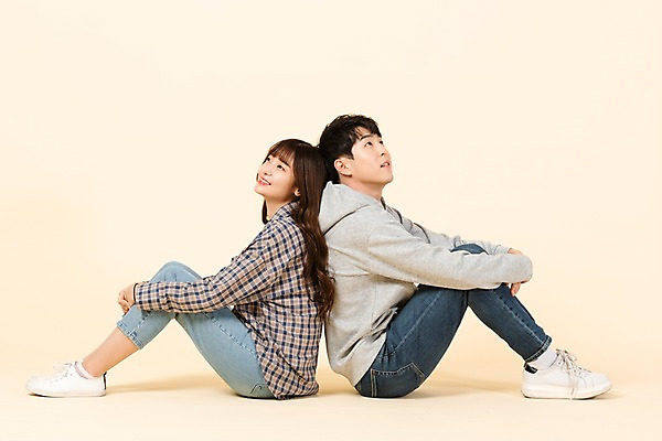 포토 JPG 스튜디오촬영 전신 커플 응시 여자 남자 대학생 모션 바닥 실내 미소 사람 앉기 20대 청년 두명 옆모습 친구 청춘 한국인 등맞대기 신입생 청년만 베이지색배경 국내포토 학생 시선 뷰포인트 백그라운드 컨셉 관계 표정 동양인 성인 내부 베이지색 성인만 파일형식