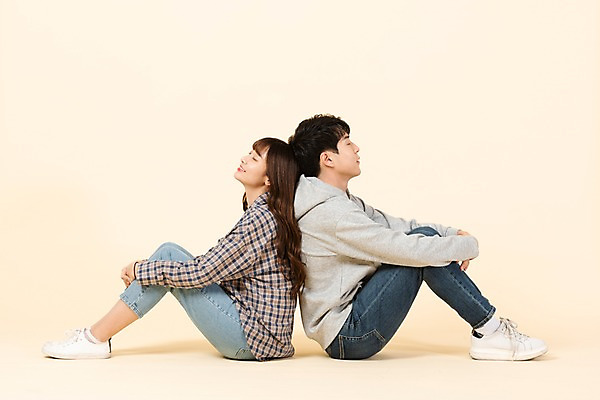 포토 JPG 스튜디오촬영 전신 커플 여자 남자 대학생 모션 바닥 실내 미소 사람 앉기 20대 청년 두명 옆모습 친구 청춘 눈감음 한국인 등맞대기 신입생 청년만 베이지색배경 국내포토 학생 뷰포인트 백그라운드 컨셉 관계 표정 동양인 성인 내부 베이지색 성인만 파일형식