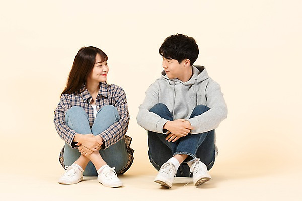 포토 JPG 스튜디오촬영 전신 커플 응시 여자 남자 대학생 모션 바닥 실내 미소 사람 앉기 20대 청년 두명 앞모습 친구 청춘 마주보기 한국인 신입생 청년만 베이지색배경 국내포토 학생 시선 뷰포인트 백그라운드 컨셉 관계 표정 동양인 성인 내부 베이지색 성인만 파일형식