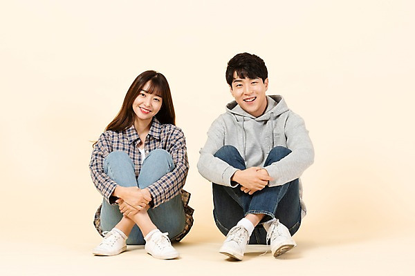 포토 JPG 스튜디오촬영 전신 커플 응시 여자 남자 대학생 모션 바닥 실내 미소 사람 앉기 20대 청년 두명 앞모습 친구 청춘 한국인 신입생 청년만 베이지색배경 국내포토 학생 시선 뷰포인트 백그라운드 컨셉 관계 표정 동양인 성인 내부 베이지색 성인만 파일형식