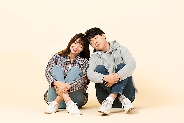 포토 JPG 스튜디오촬영 전신 커플 여자 남자 대학생 모션 바닥 실내 사람 앉기 20대 청년 두명 앞모습 청춘 눈감음 기댐 한국인 잠 신입생 청년만 베이지색배경 국내포토 학생 뷰포인트 백그라운드 컨셉 관계 동양인 성인 내부 베이지색 성인만 파일형식