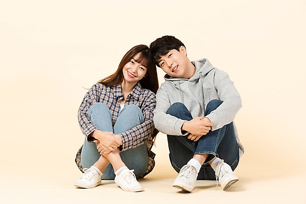 포토 JPG 스튜디오촬영 전신 커플 응시 여자 남자 대학생 모션 바닥 실내 미소 사람 앉기 20대 청년 두명 앞모습 친구 청춘 한국인 신입생 청년만 베이지색배경 국내포토 학생 시선 뷰포인트 백그라운드 컨셉 관계 표정 동양인 성인 내부 베이지색 성인만 파일형식