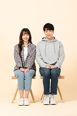 포토 JPG 스튜디오촬영 전신 커플 응시 여자 남자 대학생 의자 모션 실내 미소 사람 앉기 20대 청년 두명 앞모습 친구 청춘 한국인 신입생 청년만 베이지색배경 국내포토 학생 시선 뷰포인트 가구 백그라운드 컨셉 관계 표정 동양인 성인 내부 베이지색 성인만 파일형식