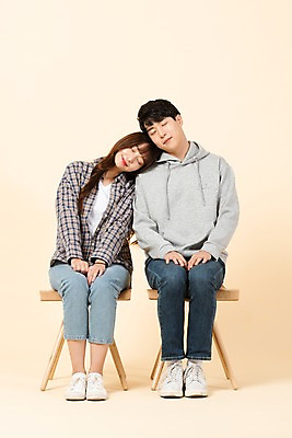 포토 JPG 스튜디오촬영 전신 커플 여자 남자 대학생 의자 모션 실내 사람 앉기 20대 청년 두명 앞모습 친구 청춘 눈감음 기댐 한국인 잠 신입생 청년만 베이지색배경 국내포토 학생 뷰포인트 가구 백그라운드 컨셉 관계 동양인 성인 내부 베이지색 성인만 파일형식