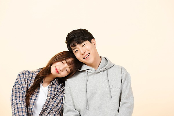 포토 JPG 스튜디오촬영 커플 여자 교육 남자 대학생 모션 실내 미소 사람 상반신 20대 청년 두명 앞모습 친구 청춘 눈감음 기댐 한국인 신입생 청년만 베이지색배경 국내포토 학생 뷰포인트 백그라운드 컨셉 관계 표정 동양인 성인 내부 베이지색 성인만 파일형식