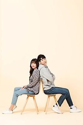 포토 JPG 스튜디오촬영 전신 커플 응시 여자 남자 대학생 모션 실내 미소 사람 앉기 20대 청년 두명 옆모습 친구 청춘 팔짱 한국인 등맞대기 신입생 청년만 베이지색배경 국내포토 학생 시선 뷰포인트 백그라운드 컨셉 관계 표정 동양인 성인 내부 베이지색 성인만 파일형식
