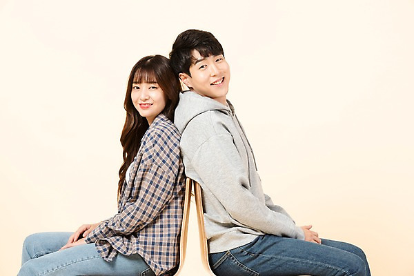 포토 JPG 스튜디오촬영 커플 응시 여자 교육 남자 대학생 의자 모션 실내 미소 사람 앉기 상반신 20대 청년 두명 옆모습 친구 청춘 한국인 등맞대기 신입생 청년만 베이지색배경 국내포토 학생 시선 뷰포인트 가구 백그라운드 컨셉 관계 표정 동양인 성인 내부 베이지색 성인만 파일형식