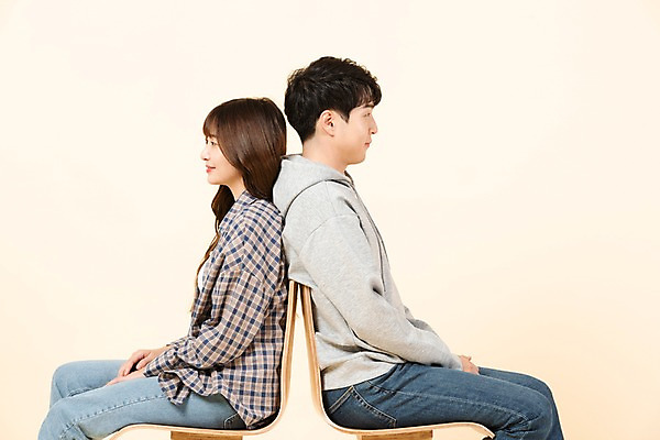 포토 JPG 스튜디오촬영 커플 응시 여자 남자 대학생 의자 모션 실내 미소 사람 앉기 상반신 20대 청년 두명 옆모습 친구 청춘 한국인 등맞대기 신입생 청년만 베이지색배경 국내포토 학생 시선 뷰포인트 가구 백그라운드 컨셉 관계 표정 동양인 성인 내부 베이지색 성인만 파일형식