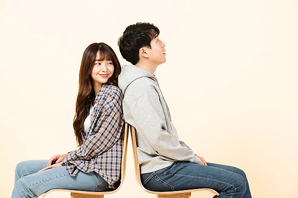 포토 JPG 스튜디오촬영 커플 응시 여자 남자 대학생 의자 모션 실내 미소 사람 앉기 상반신 20대 청년 두명 옆모습 친구 청춘 한국인 등맞대기 신입생 청년만 베이지색배경 국내포토 학생 시선 뷰포인트 가구 백그라운드 컨셉 관계 표정 동양인 성인 내부 베이지색 성인만 파일형식