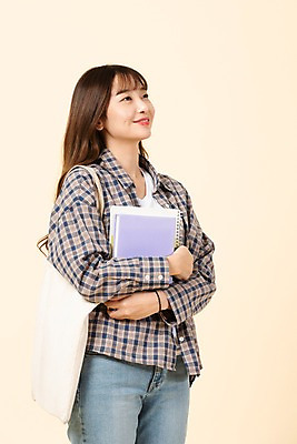 포토 JPG 스튜디오촬영 응시 여자 교육 대학생 여행 가방 실내 한명 미소 들기 사람 상반신 20대 청년 옆모습 책 청춘 한국인 신입생 청년여자한명만 성인여자한명만 베이지색배경 국내포토 1 학생 시선 잡화 뷰포인트 백그라운드 컨셉 모션 표정 동양인 성인 내부 베이지색 여자한명만 성인여자만 청년여자만 파일형식