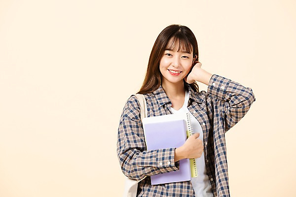 포토 JPG 스튜디오촬영 응시 여자 교육 대학생 실내 한명 미소 사람 상반신 20대 청년 앞모습 책 청춘 한국인 신입생 청년여자한명만 성인여자한명만 베이지색배경 국내포토 1 학생 시선 뷰포인트 백그라운드 컨셉 표정 동양인 성인 내부 베이지색 여자한명만 성인여자만 청년여자만 파일형식