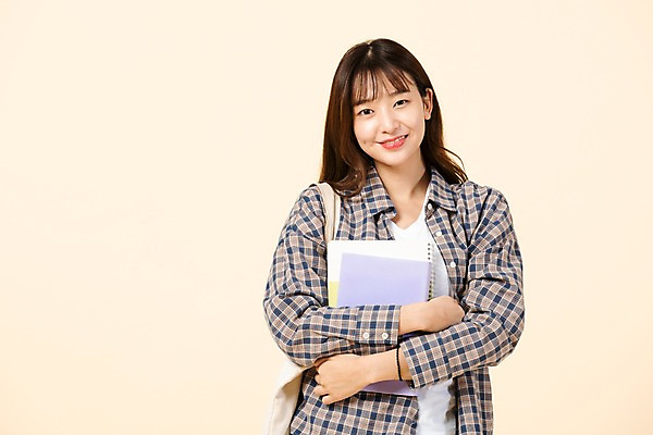 포토 JPG 스튜디오촬영 응시 여자 교육 대학생 실내 한명 미소 들기 사람 상반신 20대 청년 앞모습 책 청춘 한국인 신입생 청년여자한명만 성인여자한명만 베이지색배경 국내포토 1 학생 시선 뷰포인트 백그라운드 컨셉 모션 표정 동양인 성인 내부 베이지색 여자한명만 성인여자만 청년여자만 파일형식