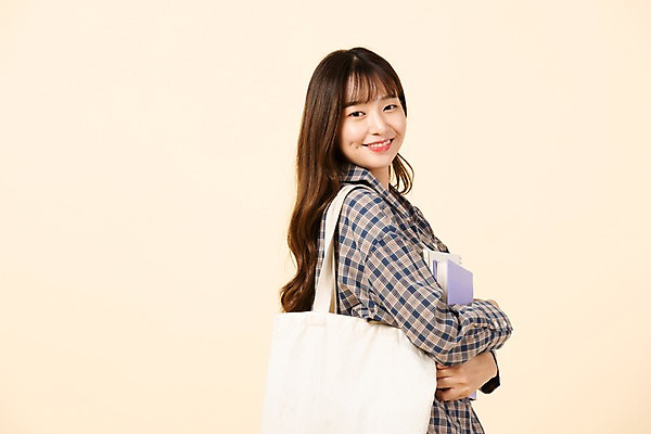 포토 JPG 스튜디오촬영 응시 여자 교육 대학생 여행 가방 실내 한명 미소 들기 사람 상반신 20대 청년 옆모습 책 청춘 한국인 신입생 청년여자한명만 성인여자한명만 베이지색배경 국내포토 1 학생 시선 잡화 뷰포인트 백그라운드 컨셉 모션 표정 동양인 성인 내부 베이지색 여자한명만 성인여자만 청년여자만 파일형식