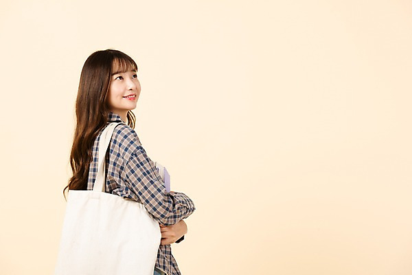 포토 JPG 스튜디오촬영 응시 여자 교육 대학생 여행 가방 실내 한명 미소 들기 사람 상반신 20대 청년 옆모습 책 청춘 한국인 신입생 청년여자한명만 성인여자한명만 베이지색배경 국내포토 1 학생 시선 잡화 뷰포인트 백그라운드 컨셉 모션 표정 동양인 성인 내부 베이지색 여자한명만 성인여자만 청년여자만 파일형식